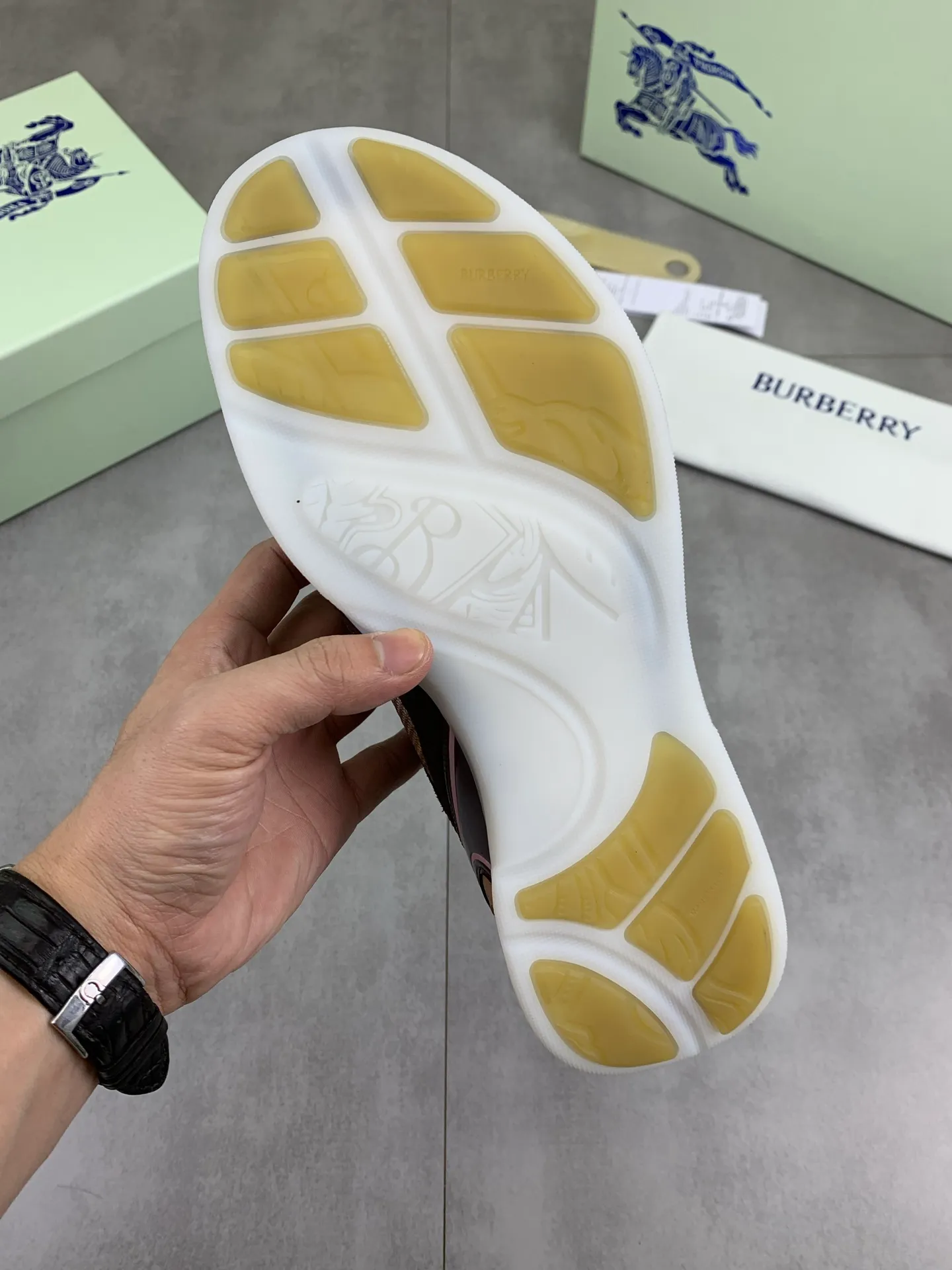 Factory price P720 [BURBERRY] Burberry - High-end quality original order - Upper: imported 🔝 original material - Inner lining: cowhide lining, feet; water-dyed cowhide - Outsole: ultra-light TPR rubber; two-color molded outsole - Ultra-high quality control·Fine workmanship: highlighted (high-end·nobility·grade) -Size: 36-46 for men and women Color: 4️⃣colors available